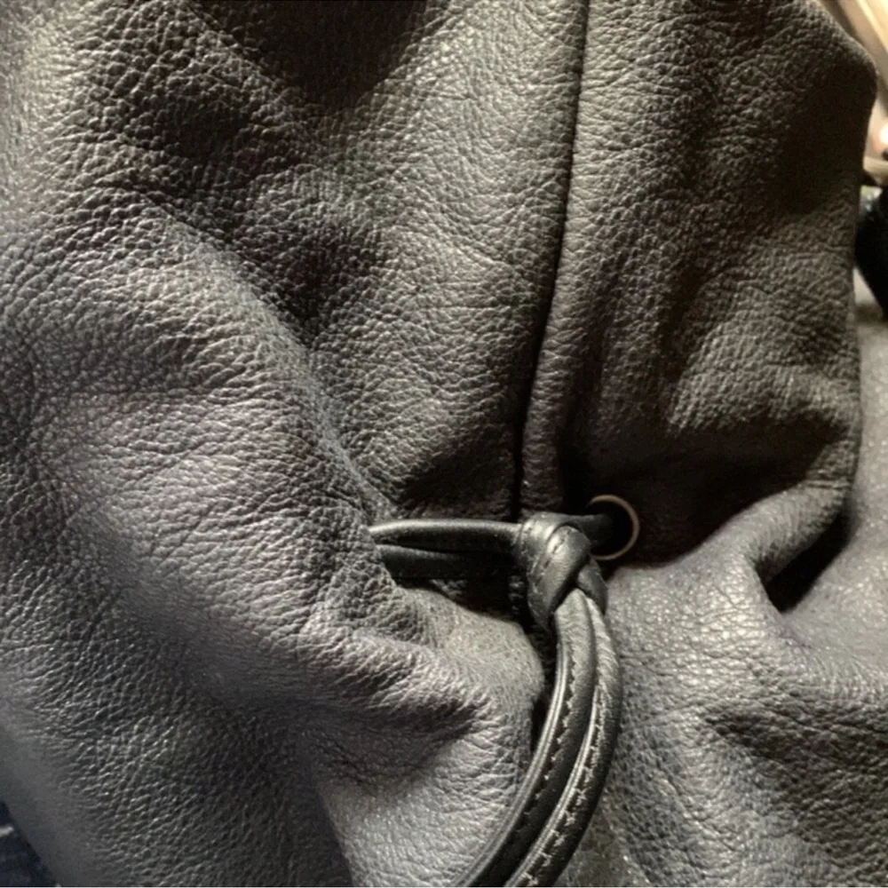 LARGE CHANEL LEATHER TOTE HOBO - Picture 9 of 13